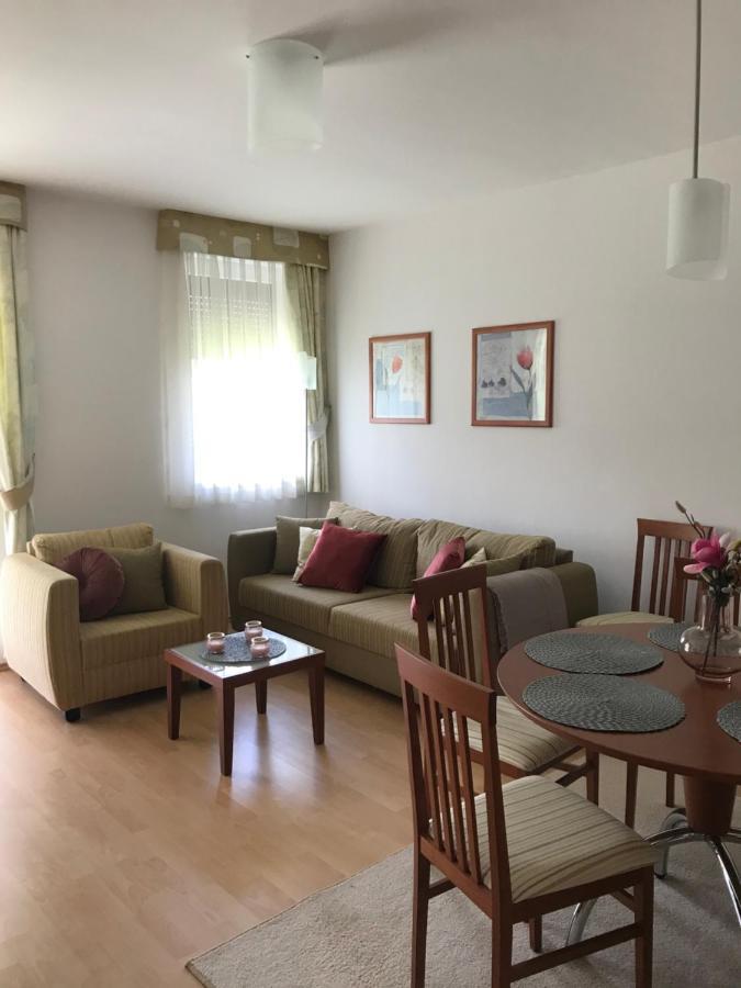 Lili Apartman Birdland Buekfuerdo Luaran gambar