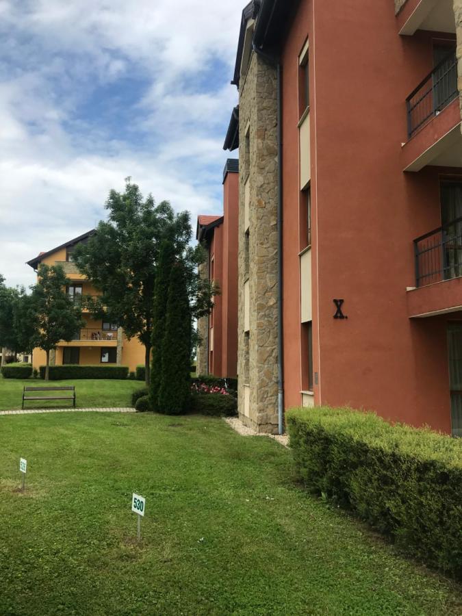 Lili Apartman Birdland Buekfuerdo Luaran gambar